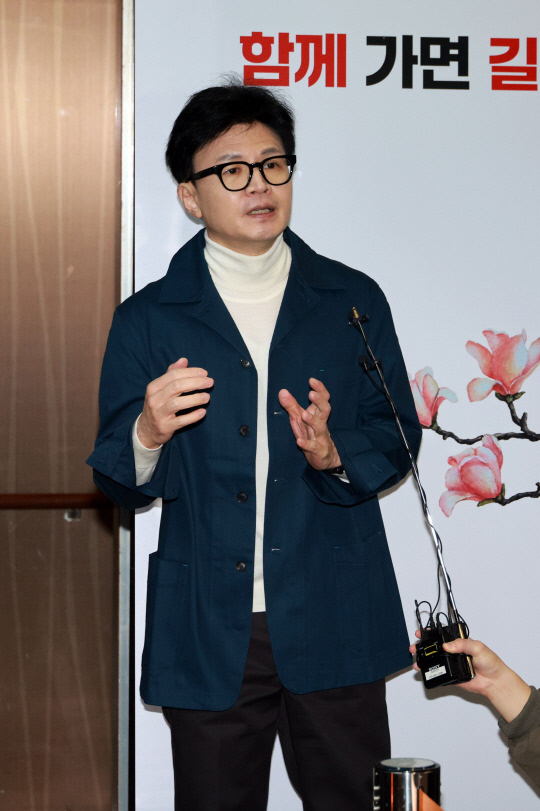 한동훈 국민의힘 비상대책위원장이 29일 오전 서울 여의도 국민의힘 중앙당사에서 취재진 질문에 답하고 있다.<연합뉴스>